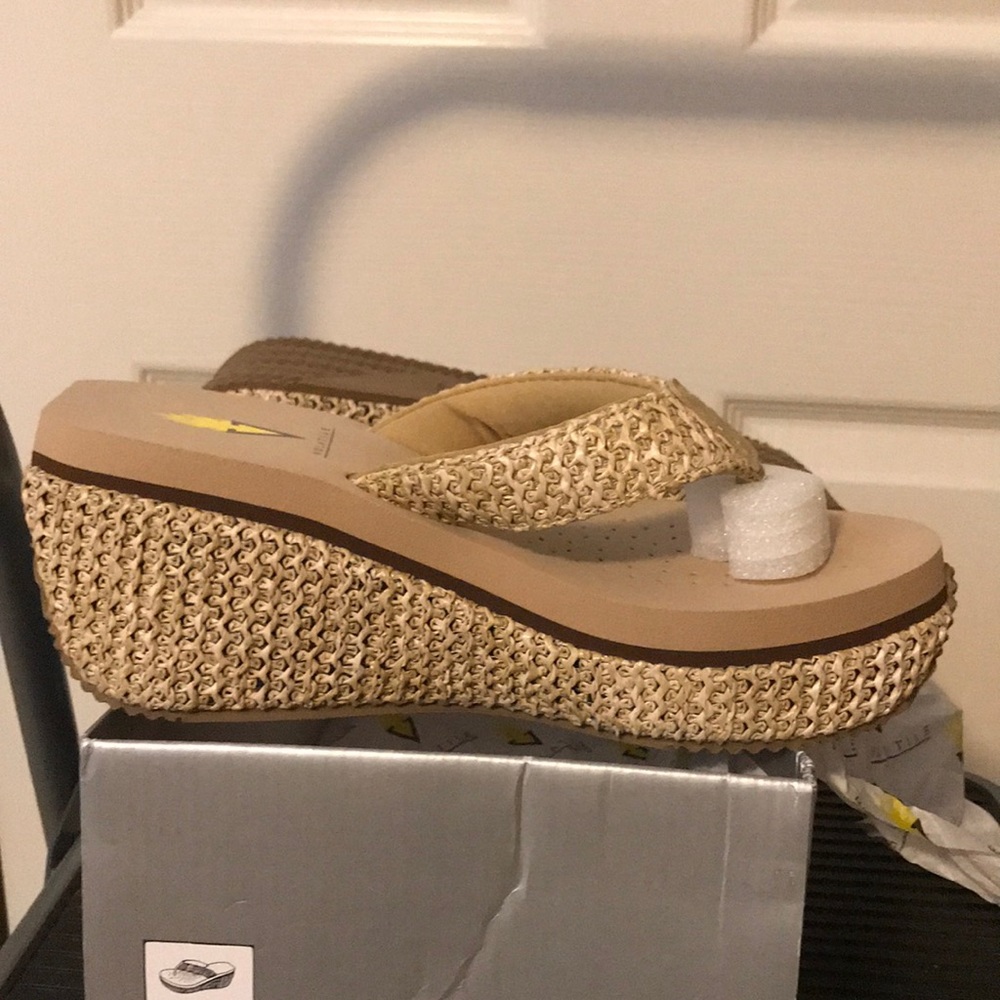 Volatile Island Wedge Sandal. NWT. Size 6